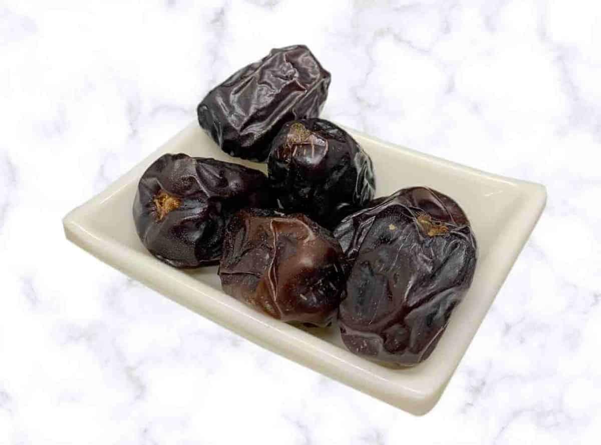 Buy Ajwa Dates Online: Ajwa Khajoor Heart of Medina's Treasure - AlphonsoMango.in